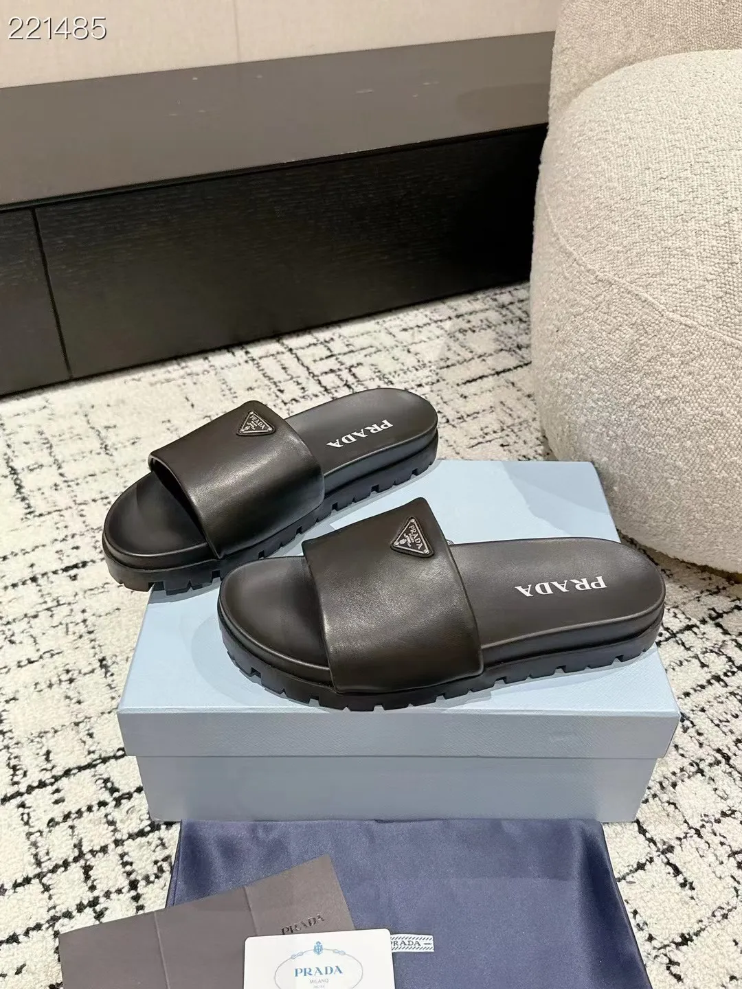 👟👟Ex-factory price 460👟👟 Couple model latest series! Prada 2024 spring and summer new sandals, double-breasted slippers, the latest catwalk series, classic upgrades, comfort and fashion coexist, every color combination looks good, and the design matches different style needs. Upper: original customized cowhide lining: original customized sheepskin lining, cowhide foot pads. Outsole: original molded non-slip outsole. Shoe size: women's size 35-40 (4142 customized) Men's size 39-45 (45 customized)